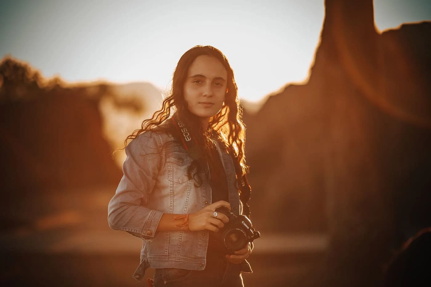 En fotograf med sin kamera utomhus