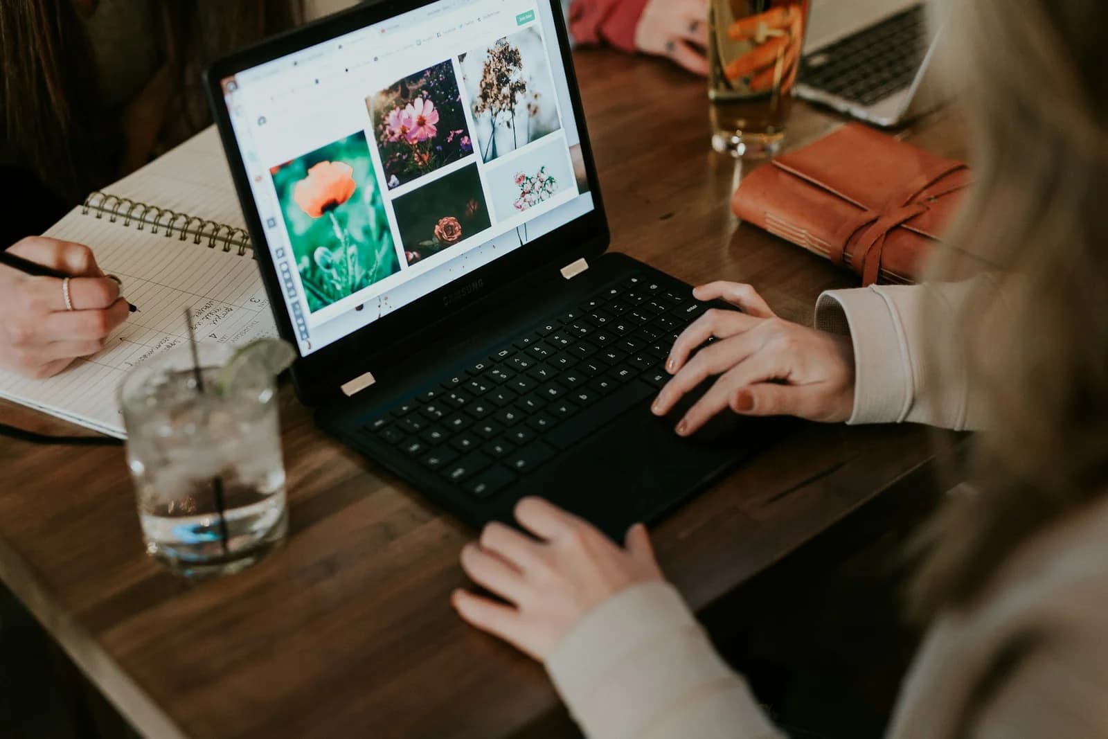 Anteckningsblock och laptop under ett planeringsmöte